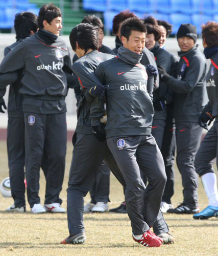 3일 오후 동아시아연맹선수권대회를 앞두고 축구대표팀이 전지훈련 중인 목포 국제축구센터에서 김두현을 비롯한 선수들이 조를 나눠 게임을 즐기고 있다.