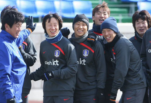 3일 오후 동아시아연맹선수권대회를 앞두고 축구대표팀이 전지훈련 중인 목포 국제축구센터에서 선수들이 조를 나눠 게임을 즐기며 활짝 웃고 있다.