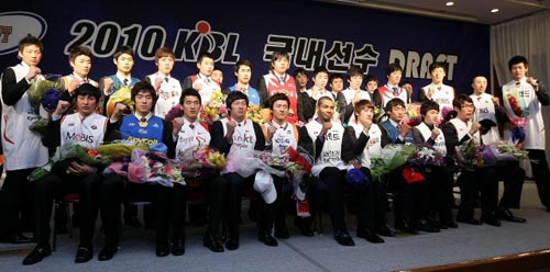 3일 오후 서울 양재동 교육문화회관에서 열린 `2010 KBL 국내선수 드래프트`에서 1군에 뽑힌 선수들이 함께 기념촬영을 하고 있다.
