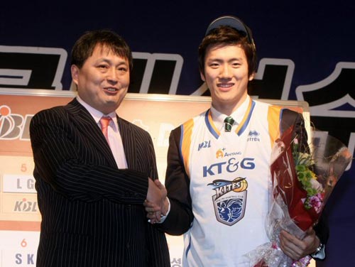 3일 오후 서울 교육문화회관에서 열린 2010 KBL 국내선수 드래프트에서 KT&G 이상범 감독이 1라운드 1순위로 박찬희를 지명한 후 함께 기념촬영을 하고 있다.