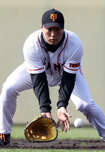 이승엽이 4일 일본 미야자키 선마린 스타디움에서 열린 요미우리 자이언츠의 스프링캠프에서 1루 수비 연습을 하고 있다.