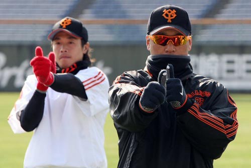 이승엽이 4일 일본 미야자키 선마린 스타디움에서 열린 요미우리 자이언츠의 스프링캠프에서 몸을 풀고 있다.