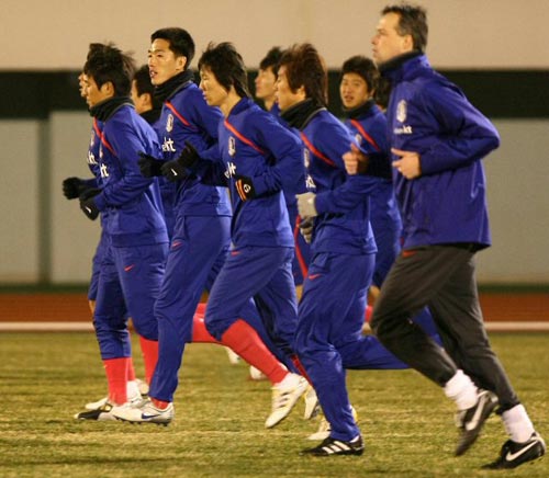 5일 저녁 일본 도쿄 에도가와 경기장에서 열린 축구 대표팀 훈련 중, 선수들이 미카엘 쿠이퍼스 피지컬 트레이너의 지도에 따라 운동장을 달리며 몸을 풀고 있다.