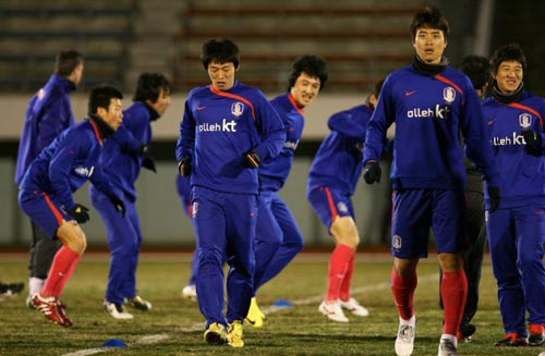 5일 저녁 일본 도쿄 에도가와 경기장에서 열린 축구 대표팀 훈련 중, 신예 김보경(가운데)이 몸을 풀고 있다.