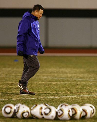5일 저녁 일본 도쿄 에도가와 경기장에서 열린 축구 대표팀 훈련 중, 허정무 감독이 생각에 잠겨있다.