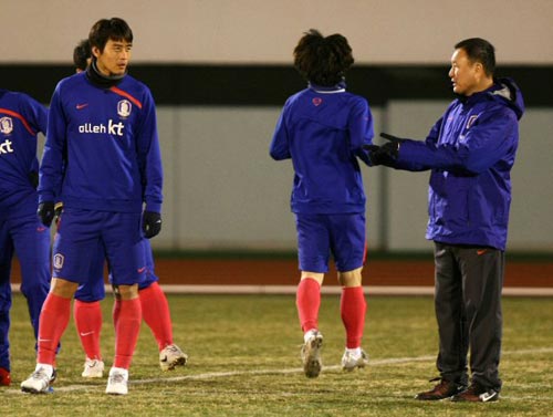 5일 저녁 일본 도쿄 에도가와 경기장에서 열린 축구 대표팀 훈련 중, 허정무 감독(오른쪽)이 이동국과 대화를 하고 있다.