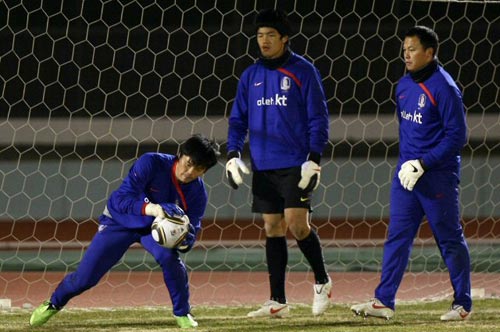5일 저녁 일본 도쿄 에도가와 경기장에서 열린 축구 대표팀 훈련 중, 김영광, 정성룡, 이운재(왼쪽부터) 골키퍼가 함께 훈련을 하고 있다.