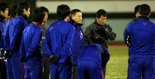 5일 저녁 일본 도쿄 에도가와 경기장에서 열린 축구 대표팀 훈련 중, 허정무 감독이 선수들에게 전술을 설명하고 있다.