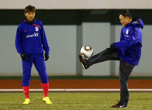 5일 저녁 일본 도쿄 에도가와 경기장에서 열린 축구 대표팀 훈련 중, 허정무 감독이 이승렬(왼쪽)이 지켜보는 가운데 볼 트래핑을 하고 있다.