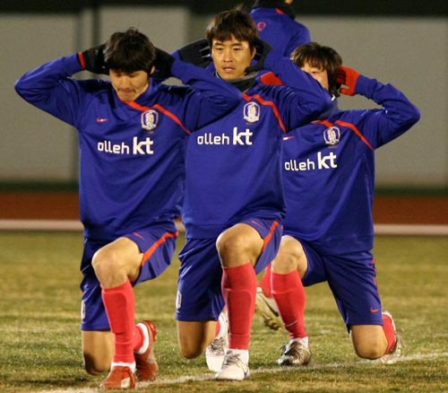 5일 저녁 일본 도쿄 에도가와 경기장에서 축구 대표팀 강민수(왼쪽), 이동국이 2010 동아시아축구선수권 대비 훈련 중, 체력 훈련을 하고 있다.