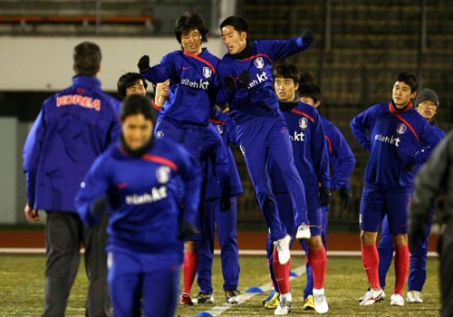 5일 저녁 일본 도쿄 에도가와 경기장에서 열린 축구 대표팀 훈련 중, 김정우와 이규로가 몸을 풀고 있다.