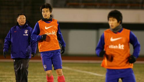 5일 저녁 일본 도쿄 에도가와 경기장에서 열린 축구 대표팀 훈련 중, 허정무 감독(왼쪽)이 투톱에선 이동국과 이근호의 움직임을 살피고 있다.
