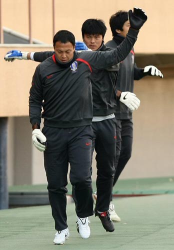 6일 일본 도쿄 국립경기장에서 열린 대한민국 축구 대표팀의 2010 동아시아축구선수권 대비 훈련중, 이운재, 김영광, 정성룡(왼쪽부터) 골키퍼가 몸을 풀고 있다.