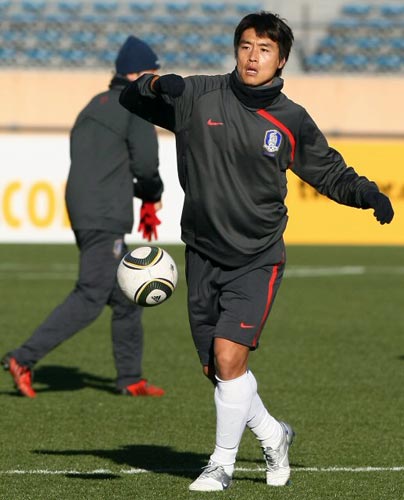 6일 일본 도쿄 국립경기장에서 열린 대한민국 축구 대표팀의 2010 동아시아축구선수권 대비 훈련중, 이동국이 볼 트래핑을 하고 있다.