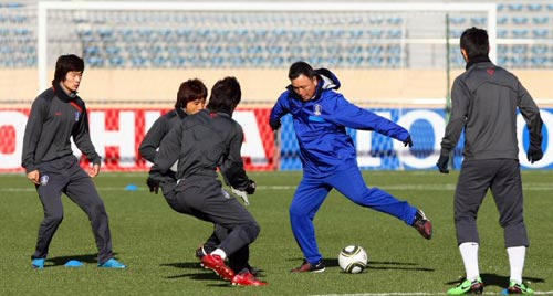 6일 일본 도쿄 국립경기장에서 열린 대한민국 축구 대표팀의 2010 동아시아축구선수권 대비 훈련중, 허정무 감독이 선수들과 패싱 게임을 하고 있다.