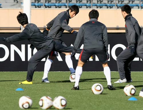 6일 일본 도쿄 국립경기장에서 열린 대한민국 축구 대표팀의 2010 동아시아축구선수권 대비 훈련중, 이동국 등 선수들이 패싱게임을 하고 있다.