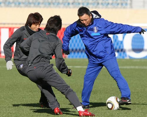 6일 일본 도쿄 국립경기장에서 열린 대한민국 축구 대표팀의 2010 동아시아축구선수권 대비 훈련중, 허정무 감독이 선수들과 함께 패싱게임을 하고 있다. 홍콩전을 하루 앞두고 열린 이날 대표팀 훈련은 초반 15분만 공개됐다.