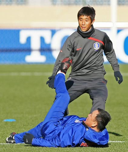 6일 일본 도쿄 국립경기장에서 열린 대한민국 축구 대표팀의 2010 동아시아축구선수권 대비 훈련중, 허정무 감독이 선수들과 패싱게임을 하다 넘어진채 공의 방향을 살피고 있다.
