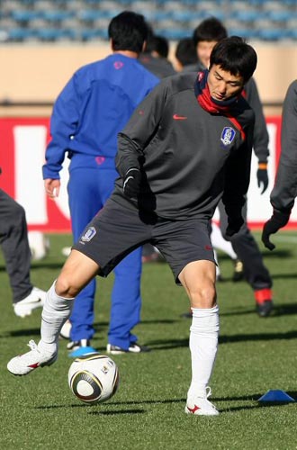 6일 일본 도쿄 국립경기장에서 열린 대한민국 축구 대표팀의 2010 동아시아축구선수권 대비 훈련중, 이정수가 패스를 하고 있다.