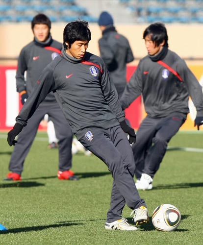 6일 일본 도쿄 국립경기장에서 열린 대한민국 축구 대표팀의 2010 동아시아축구선수권 대비 훈련중, 이근호가 패스를 하고 있다.