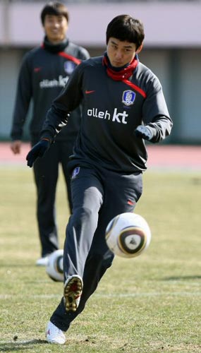 2010 동아시아축구대회 축구대표팀의 수비수 이정수가 8일 도쿄 에도가와 육상경기장에서 열린 팀 훈련에서 문전 슛 연습을 하고 있다.