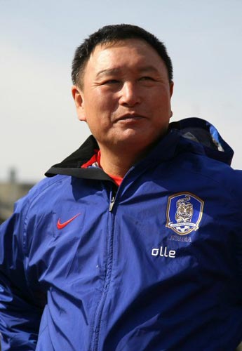 2010 동아시아축구대회 홍콩전 대승을 이끈 축구국가대표팀의 허정무 감독이 8일 일본 도쿄 에도가와 경기장에서 열린 팀 훈련을 마친 뒤 취재진과 대화하다 월드컵이 얼마 안남았다며 걱정어린 말투로 이야기하고 있다.