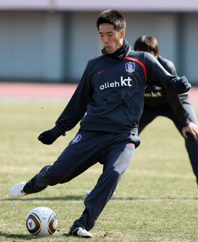 2010 동아시아축구대회 축구대표팀의 미드필더 김정우가 8일 도쿄 에도가와 육상경기장에서 열린 팀 훈련에서 문전 슛 연습을 하고 있다.