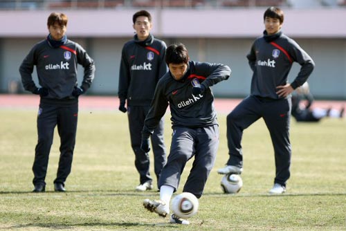 2010 동아시아축구대회 축구대표팀의 오범석이 8일 도쿄 에도가와 육상경기장에서 열린 팀 훈련에서 문전 슛 연습을 하고 있다.