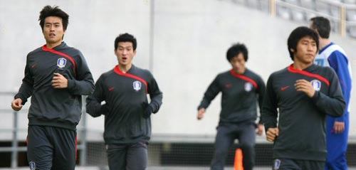2010 동아시아축구대회 중국전을 하루 앞둔 9일 일본 도쿄 아지노모토 경기장에서 열린 축구국가대표팀 훈련에서 공격수 이동국과 이근호가 동료들과 체력훈련을 하고 있다.