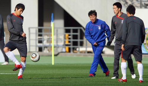 2010 동아시아축구대회 중국전을 하루 앞둔 9일 일본 도쿄 아지노모토 경기장에서 열린 축구국가대표팀 훈련에서 이동국이 패싱게임 도중 동료에게 패스하고 있다.