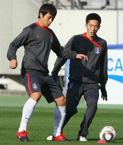 2010 동아시아축구대회 중국전을 하루 앞둔 9일 일본 도쿄 아지노모토 경기장에서 열린 축구국가대표팀 훈련에서 이동국과 김정우가 패싱게임에서 공을 얻기 위해 서로 경합하고 있다.