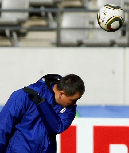 2010 동아시아축구대회 중국전을 하루 앞둔 9일 일본 도쿄 아지노모토 경기장에서 열린 축구국가대표팀 훈련에서 허정무 감독이 패싱게임을 하던 도중 공이 얼굴로 날라오자 급히 피하고 있다.