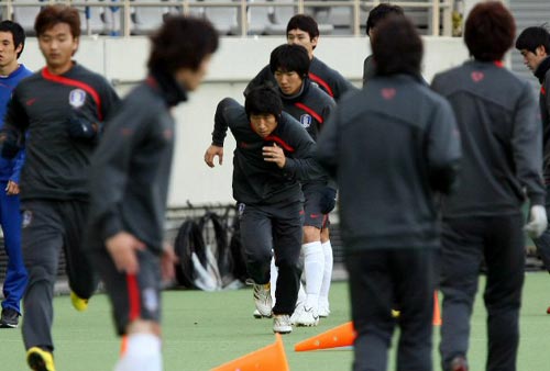 2010 동아시아축구대회 중국전을 하루 앞둔 9일 일본 도쿄 아지노모토 경기장에서 열린 축구국가대표팀 훈련에서 공격수 이근호가 정상훈련에 참가해 동료들과 체력훈련을 하고 있다.
