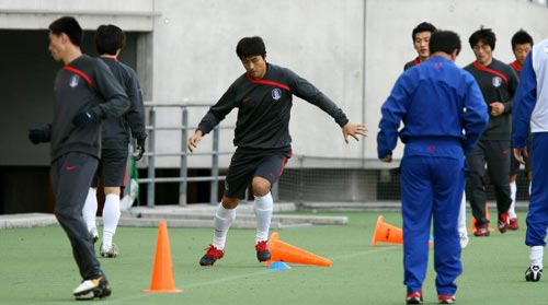 2010 동아시아축구대회 중국전을 하루 앞둔 9일 일본 도쿄 아지노모토 경기장에서 열린 축구국가대표팀 훈련에서 공격수 이동국이 매서운 눈빛으로 체력훈련을 하고 있다.