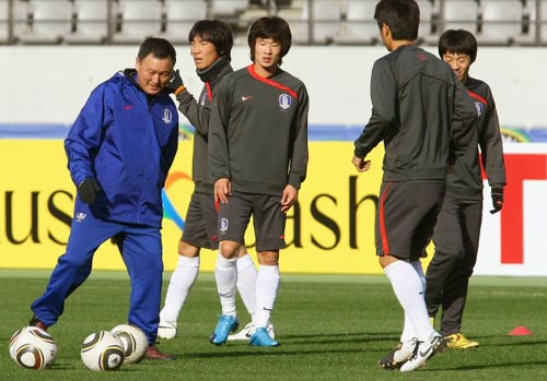2010 동아시아축구대회 중국전을 하루 앞둔 9일 일본 도쿄 아지노모토 경기장에서 열린 축구국가대표팀 훈련에서 허정무 감독이 대표팀 영건들과 패싱게임을 시작하고 있다.