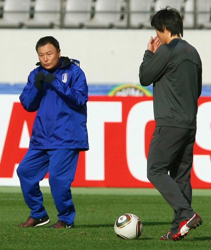 2010 동아시아축구대회 중국전을 하루 앞둔 9일 일본 도쿄 아지노모토 경기장에서 열린 축구국가대표팀 훈련에서 허정무 감독이 패싱게임 도중 김보경에게 움추리지 말라며 주문하고 있다.