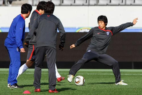 2010 동아시아축구대회 중국전을 하루 앞둔 9일 일본 도쿄 아지노모토 경기장에서 열린 축구국가대표팀 훈련에서 공격수 이근호가 동료들과 패싱게임을 하고 있다.