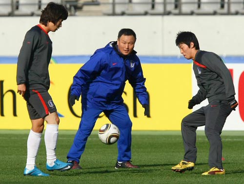 2010 동아시아축구대회 중국전을 하루 앞둔 9일 일본 도쿄 아지노모토 경기장에서 열린 축구국가대표팀 훈련에서 허정무 감독이 대표팀에 활력을 불어 넣고 있는 이승렬, 김보경, 구자철을 비롯한 영건들과 패싱게임을 하고 있다.