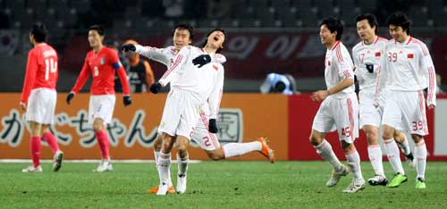 10일 일본 도쿄 아지노모토경기장에서 열린 2010 동아시아축구선수권대회 한국 대 중국의 경기에서 중국의 첫 골을 성공한 유하이가 동료들과 기쁨을 나누고 있다.