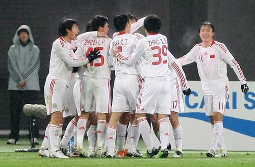 10일 일본 도쿄 아지노모토경기장에서 열린 2010 동아시아축구선수권대회 한국 대 중국의 경기에서 전반 팀의 두번째 골을 성공한 중국 선수들이 환호하고 있다.