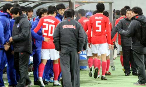 10일 일본 도쿄 아지노모토경기장에서 열린 2010 동아시아축구선수권대회 한국 대 중국의 경기에서 0-3으로 패한 한국팀 선수들이 경기장을 떠나자 허정무 감독이 격려하고 있다.
