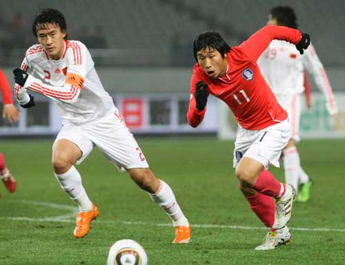 10일 일본 도쿄 아지노모토경기장에서 열린 2010 동아시아축구선수권대회 한국 대 중국의 경기에서 한국의 이근호 측면 돌파를 시도하고 있다.