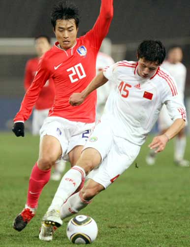 10일 일본 도쿄 아지노모토경기장에서 열린 2010 동아시아축구선수권대회 한국 대 중국의 경기에서 한국의 이동국이 중국 수비수 장린펑에게 공을 뺏기고 있다.