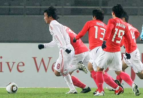 10일 일본 도쿄 아지노모토경기장에서 열린 2010 동아시아축구선수권대회 한국 대 중국의 경기에서 중국의 덩주오샹이 한국 수비진을 가볍게 제치고 골문을 향해 돌진하고 있다. 덩주오샹은 이 기회를 팀의 세번째골로 연결했다.
