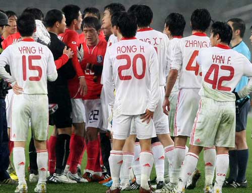 10일 일본 도쿄 아지노모토경기장에서 열린 2010 동아시아축구선수권대회 한국 대 중국의 경기에서 0-3으로 패한 한국팀 선수들이 주심을 향해 항의하자 이를 중국 선수들이 말리고 있다.