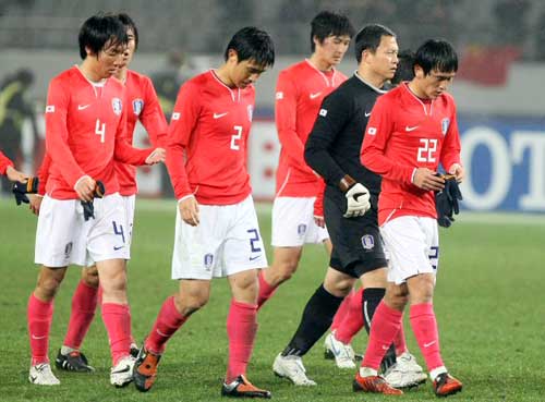 10일 일본 도쿄 아지노모토경기장에서 열린 2010 동아시아축구선수권대회 한국 대 중국의 경기에서 0-3으로 패한 축구대표팀 선수들이 고개를 숙인 채 경기장을 빠져 나가고 있다.