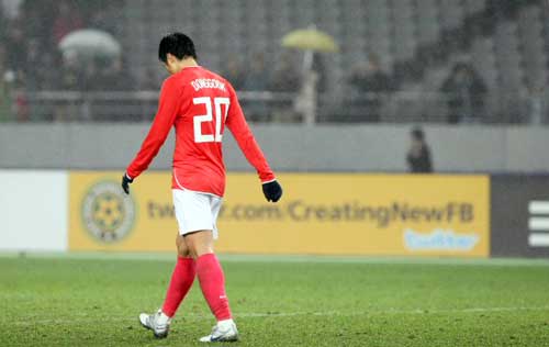 10일 일본 도쿄 아지노모토경기장에서 열린 2010 동아시아축구선수권대회 한국 대 중국의 경기에서 0-3으로 패한 한국팀 이동국이 경기의 패배가 확정된 뒤 고개를 숙인 채 경기장을 떠나고 있다.