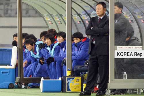 10일 일본 도쿄 아지노모토경기장에서 열린 2010 동아시아축구선수권대회 한국 대 중국의 경기에서 한국이 0-3으로 패색이 짙어지자 허정무 감독을 비롯한 코칭스태프와 동료 선수들이 고민스러운 표정으로 경기를 지켜보고 있다.