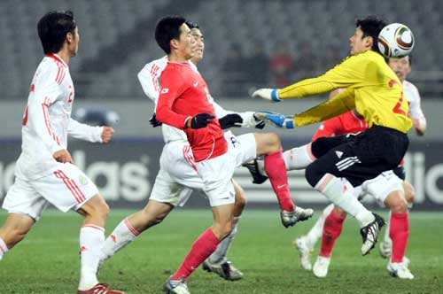 10일 일본 도쿄 아지노모토경기장에서 열린 2010 동아시아축구선수권대회 한국 대 중국의 경기에서 한국의 김정우가 결정적인 슛을 날리고 있다. 이날 한국은 중국에 32년만에 0-3으로 패배했다.