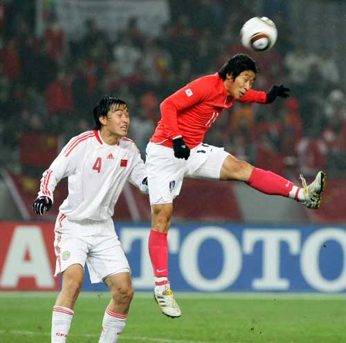 10일 일본 도쿄 아지노모토경기장에서 열린 2010 동아시아축구선수권대회 한국 대 중국의 경기에서 한국의 이근호 헤딩슛을 시도하고 있다.